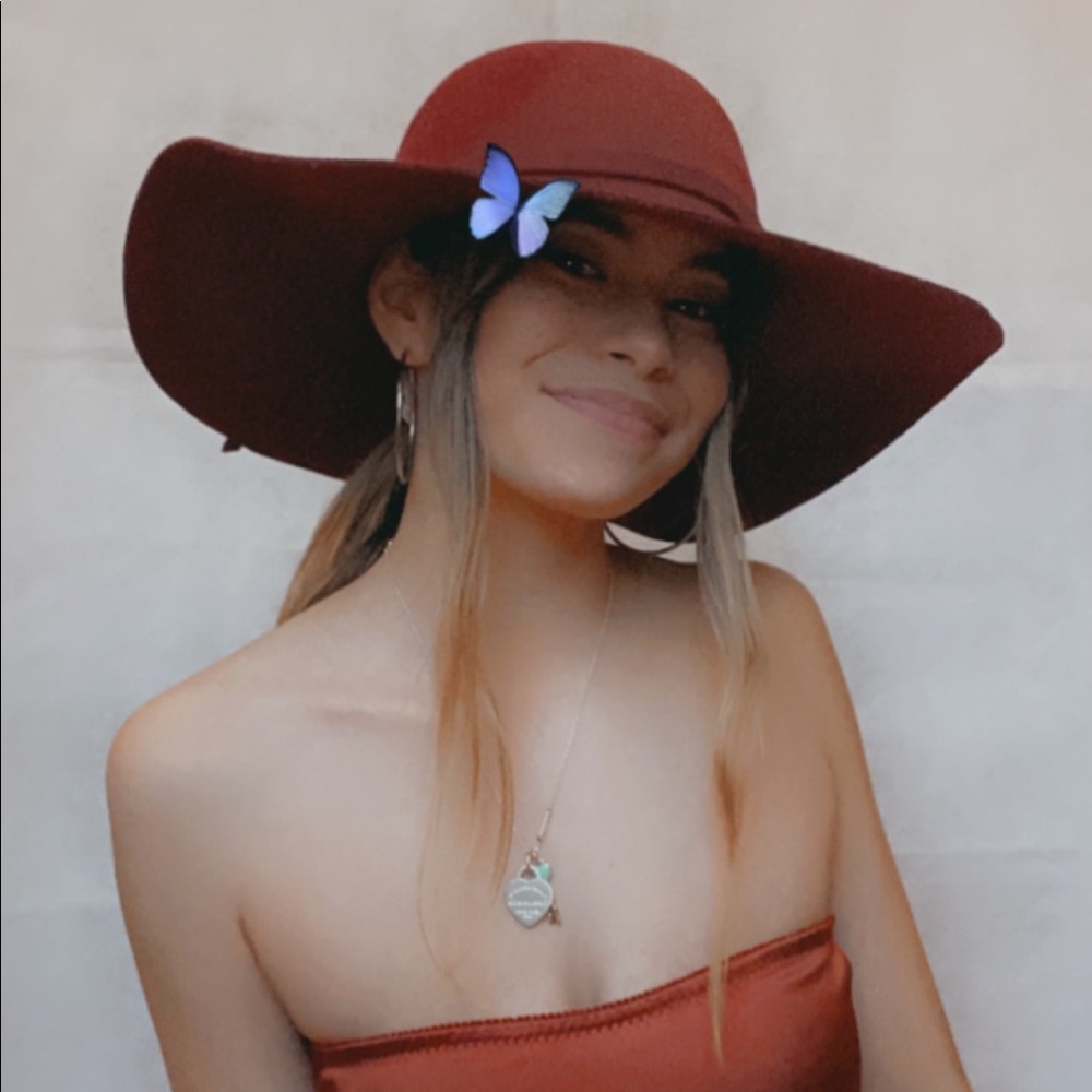 🦋Red Felt Hat!